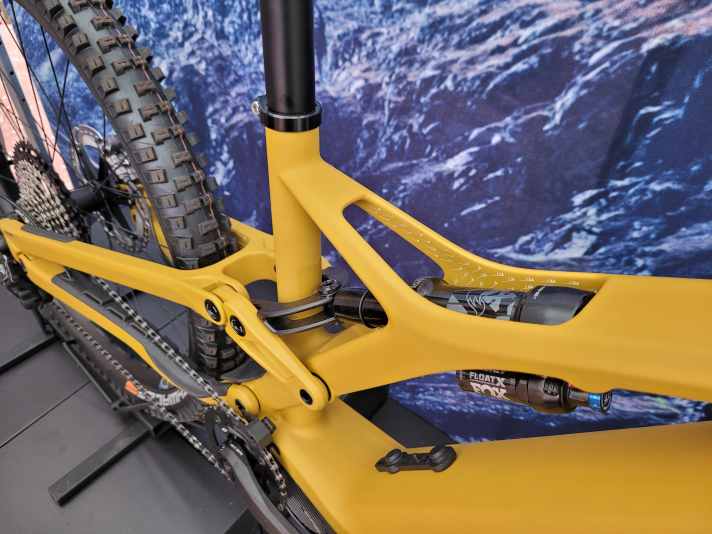 Characteristic of all Cilo bikes: the hole in the top tube. Not just a design feature. This is intended to keep the standover height particularly low.