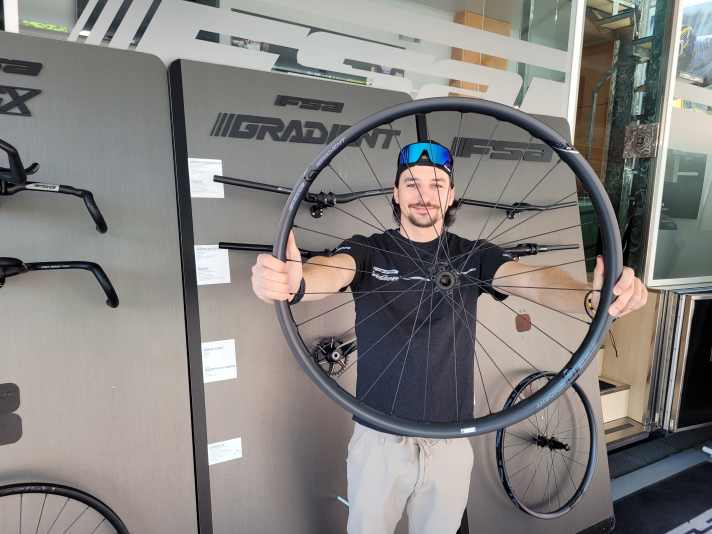 The Gradient i30 wheel with carbon rims is the highlight of the new product line for gravity use.