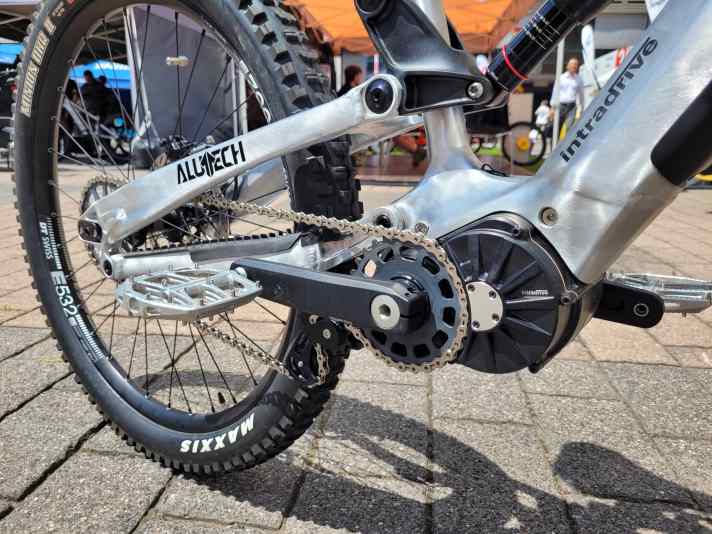 Here the Intradrive GD8 is combined with a chain. The rear derailleur and cassette are missing.