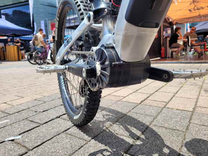 The Intradrive GD8 is surprisingly compact when viewed from the side, but the width is noticeable when the perspective changes. The Q-factor is 190 mm.