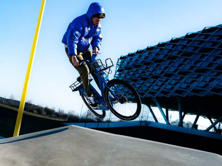 Team boss Greg Minnaar lets the city bike fly even with a thick down jacket.