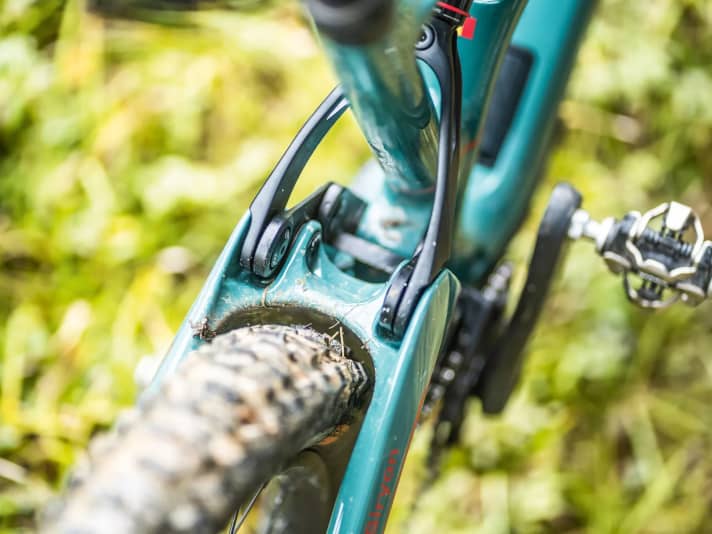 Ingenious: The unusual rear suspension kinematics work, are active, easy to swallow and have pop. Only the tyre clearance is rather moderate.