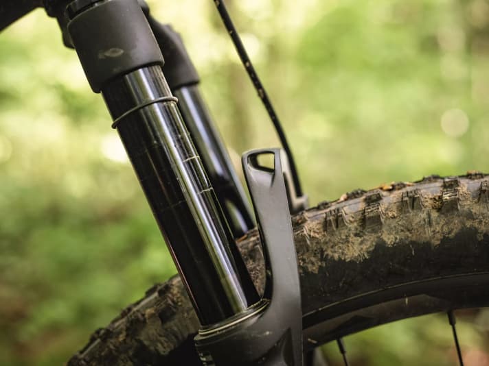 For less weight and more rigidity, the triple clamp was designed to be hollow and voluminous.