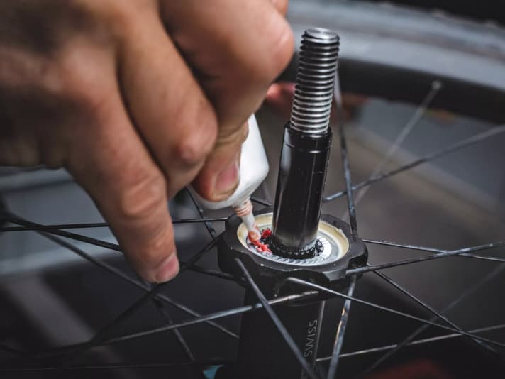 Feinarbeit: MTB-Komponenten erfordern eine ruhige Hand und viel Fachwissen – da kann leider auch mal was danebengehen.