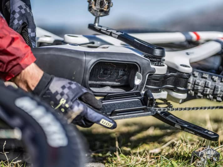  The down tube of the Tracer conceals a large storage compartment, which is only accessible from below. 