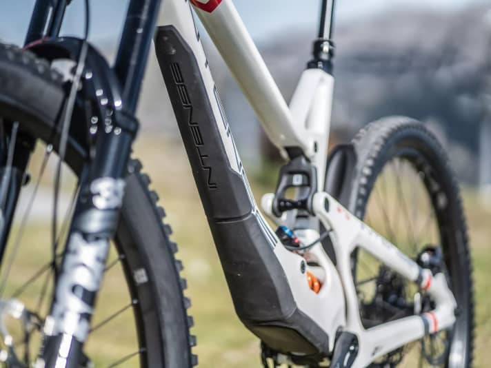 The carbon down tube of the Intense is perfectly protected by high rubber protectors. 