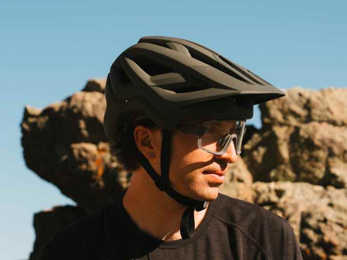 Das Mips Evolve Core-System schützt zuverlässig bei Rotationsaufprallen, während das Roc Loc® Trail-Fit-System für präzisen Sitz sorgt.