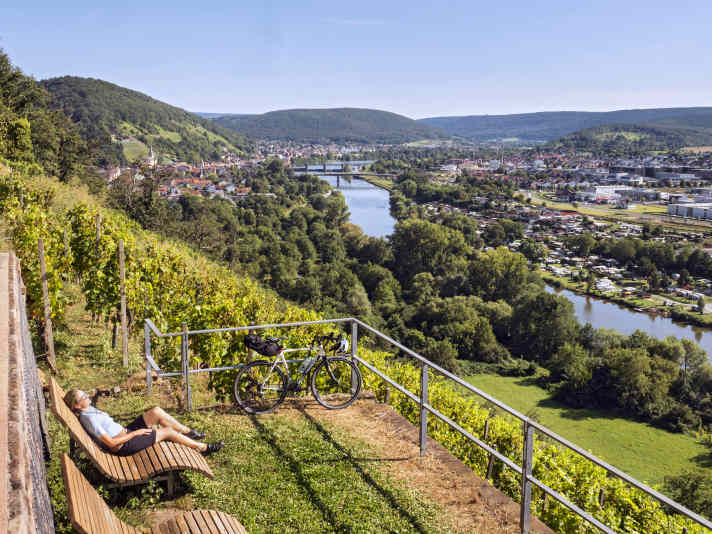 The Franconian red wine hiking trail has a few metres of altitude to climb. The picnic platform near Erlenbach am Main is just right for this.