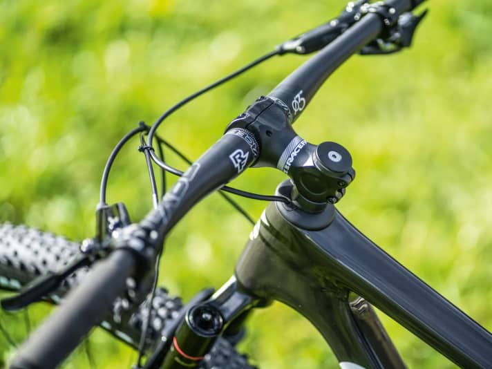 The stiff 35-millimetre carbon handlebar passes on many impacts to the rider unfiltered. 