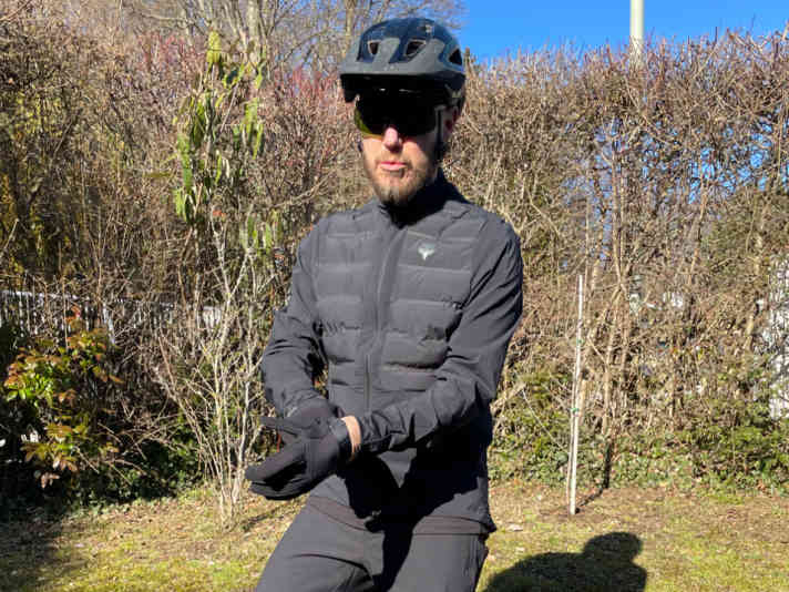 Warm insulation where it's needed. Great to wear even at temperatures well below 10 degrees.