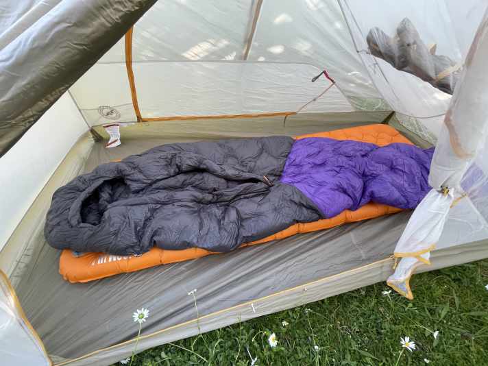 Für ein 1-Personen-Zelt ist wirklich viel Platz für Gepäck.