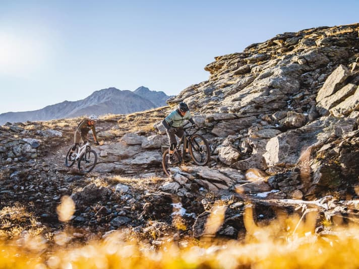 Alpines Gelände ist nur was für All Mountains oder Enduros? Pustekuchen! Auch die sportlicheren Kandidaten aus der 130-Millimeter-Liga kommen mit etwas Geschick bei der Fahrtechnik mit den technischsten Trails zurecht.