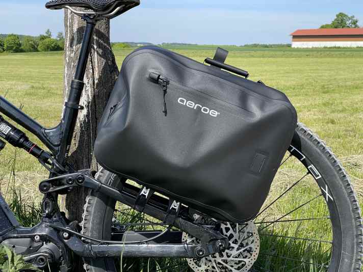 Die Laptoptasche, die eine Fahrradtasche ist, und zu einem Rucksack werden kann.