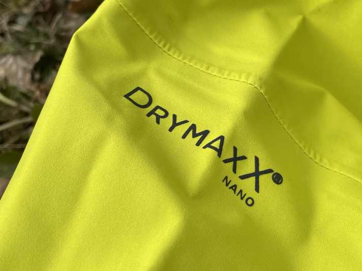 Die von Halti ursprünglich in den 90ern entwickelte Drymaxx Membran ist sehr atmungsaktiv und im Vergleich zu anderen ist das Material sehr weich und wenig knisterig/raschelig.