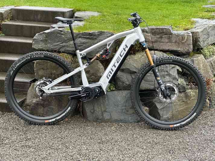 Mit 500 mm langem Sitzrohr und 66 Grad steilem Lenkwinkel wirkt die Geometrie des Mi-Tech Szenario E MGU etwas gestelzt. Gegen 200 Euro Aufpreis bekommt man den Rahmen aber mit individuellen Wunsch-Maßen.