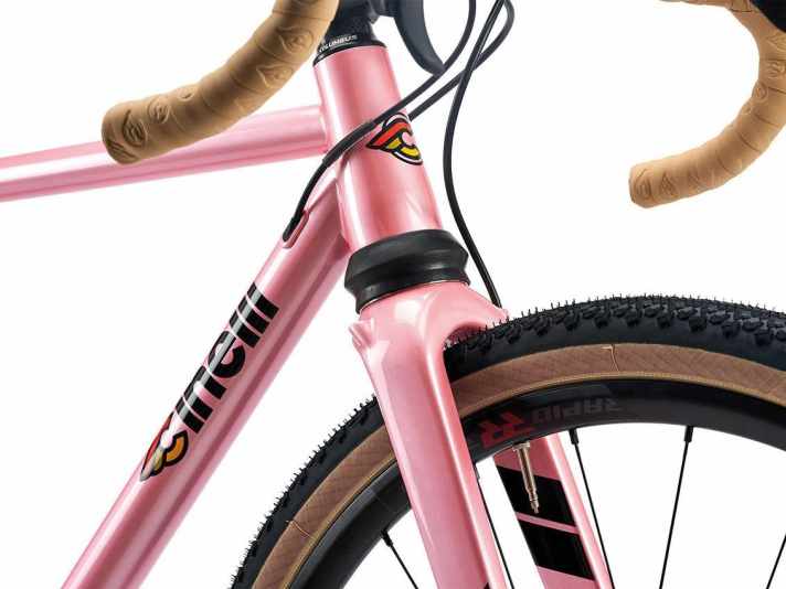 Einen Dämpfer zwischen Gabelkrone und Steuerrohr wie beim Cinelli Nemo hat Cannondale in den 90ern an Rennrädern schon versucht.