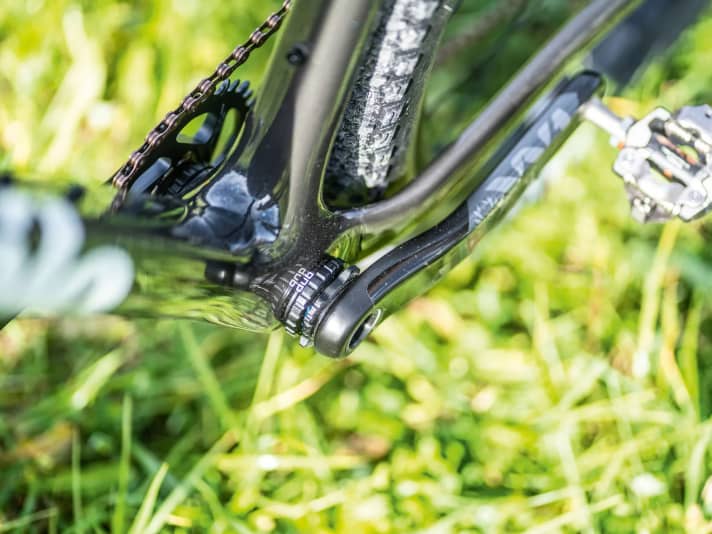 Cervelo installs the maximum possible tyre width of 2.4 inches ex works. Top: The bottom bracket is bolted and not pressed. 