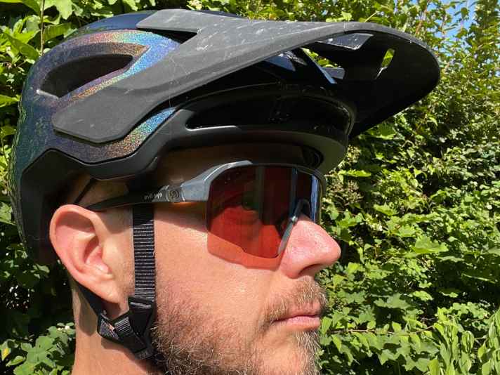 The Evil Eye can be easily adjusted thanks to the adjustable temples. Nevertheless, it sits quite close to the eyes so that you touch the lens with your eyebrows or even your eyelashes.