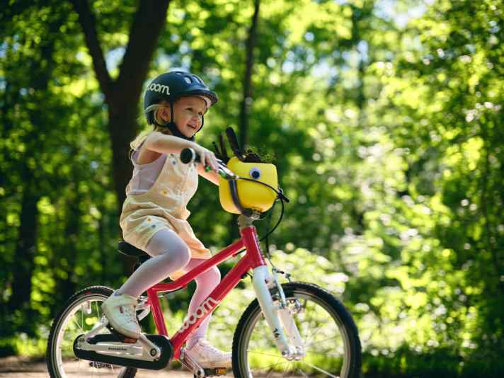 The bike basket fits, sits and doesn't wobble (!) on bikes with BMX handlebars from Woom.