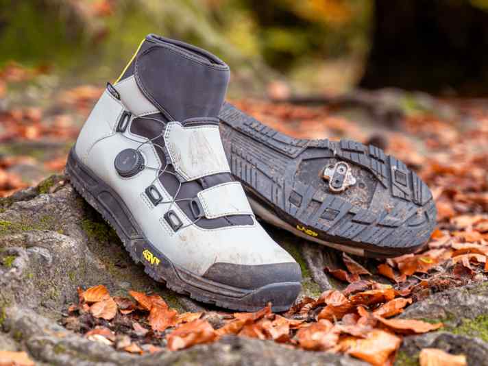 Glaubt man dem Namen des 45Nrth Ragnarök, sollte der Schuh selbst für härtestes Wetter gemacht sein. So ganz können wir das leider nicht bestätigen