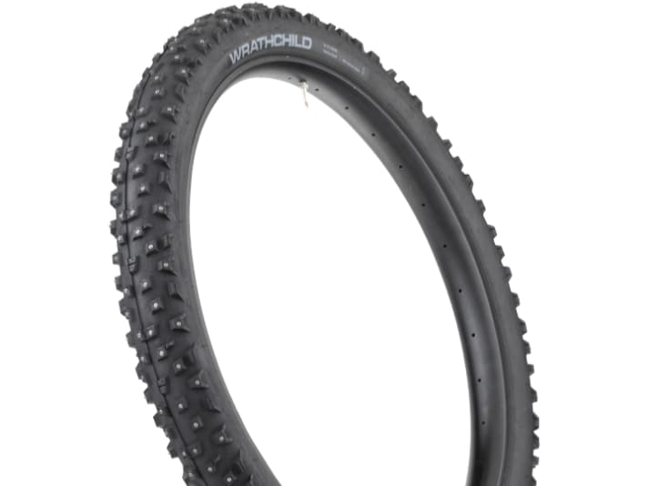 Spike-Reifen gehören inzwischen zu den Exoten und haben einen sehr spitzen Einsatzbereich. 45NRTH hat sich auf Winter-Biker spezialisiert und gleich mehrere Stachel-Modelle im Programm. Hier der Wratchild Trail Reifen für ca. 175 Euro.