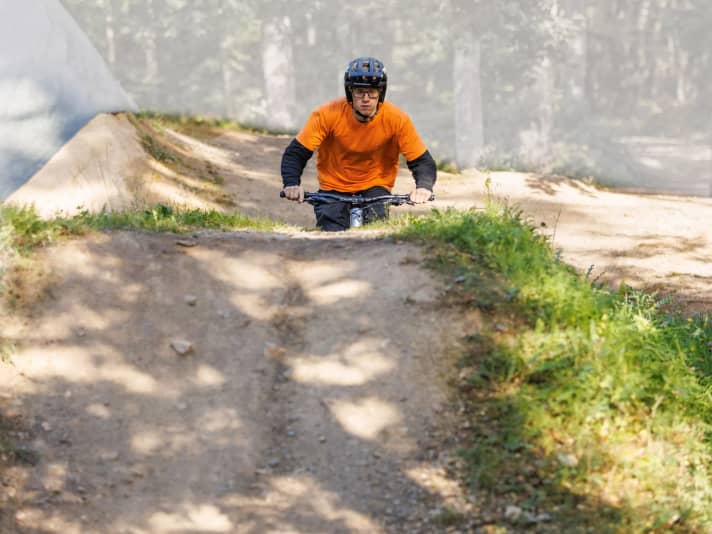 Suche Dir einen Table mit Airtime. Fahre mit Zug an. Für den Shoulder-Buzz brauchst Du viel Airtime.