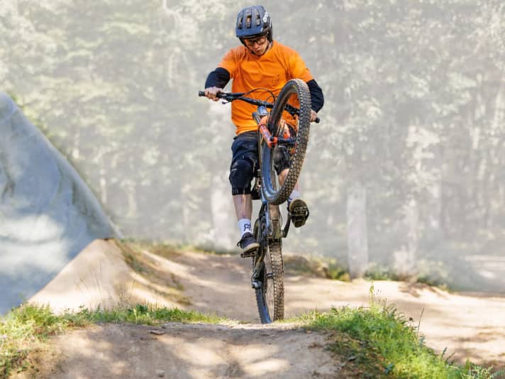 As soon as the wheels leave the ground, the folding movement follows.