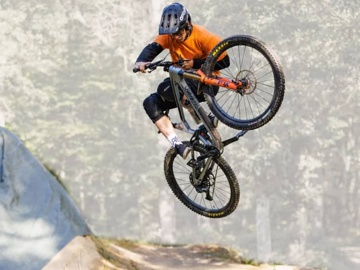 Bring one end of the handlebars to the opposite armpit and turn your hips and knees in. Find your best side.