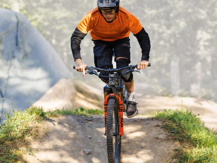 Wichtig beim Shoulder-Buzz: Du klappst das Bike genau wieder so dynamisch zurück, wie Du es eingeklappt hast.