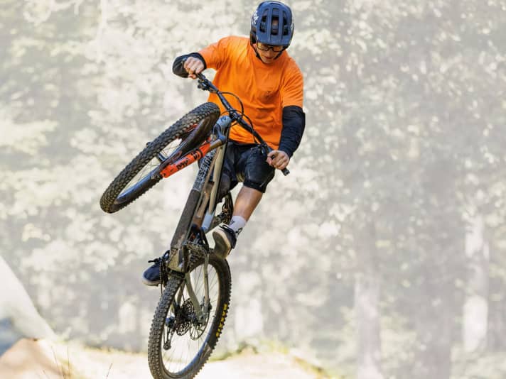  The impulse comes from the hips.  The arms only lead. Find your best side.