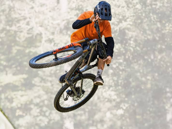 Style highlight: The closer the knees come to each other, the more extreme the execution.