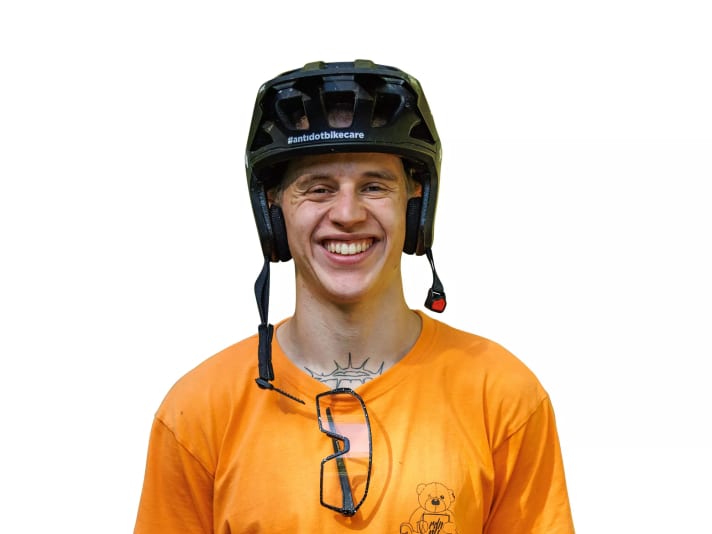 Der Koblenzer Lukas Schäfer verbringt jede freie Minute auf zwei Rädern. Wenn er mal nicht auf dem Bike sitzt, plant er  Videoprojekte und entwickelt sein eigenes Klamottenlabel riding rules weiter. Für uns war er der Stylemaster beim Stoppie.