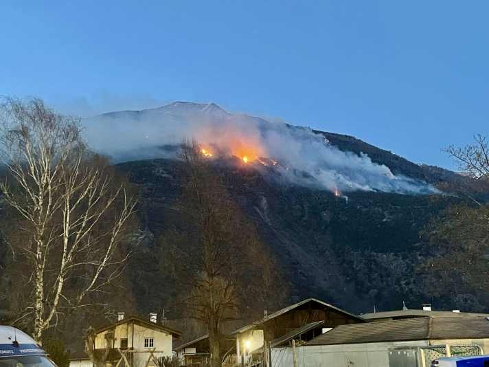 The wind died down at night, but the forecast rain was unfortunately not very abundant. Small pockets of embers are still flaring up.