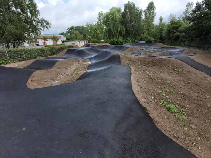 Just get in and: Step on the gas! The pump track in Immelborn is finished, the trails in the forest are still being built...