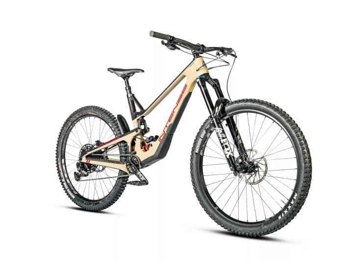 Intense bikes are now available through direct sales and are therefore reasonably affordable. The frame of the Intense Tracer 279 Expert conceals a storage compartment for tools and a tube.