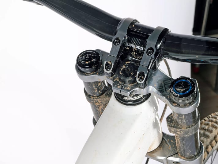 Successful Geo: We felt right at home on the Session, but we pushed the fork legs through the bridge to raise the front a little - it's more comfortable on steep terrain.