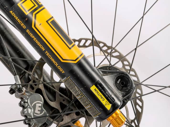 Dampfhammer: Die Öhlins-Gabel mit zwei Luftkammern erzeugt viel Fahrkomfort. Wir fuhren die Gabel softer als empfohlen. 94 statt 110 psi. So harmonierte sie besser mit dem soften Heck.