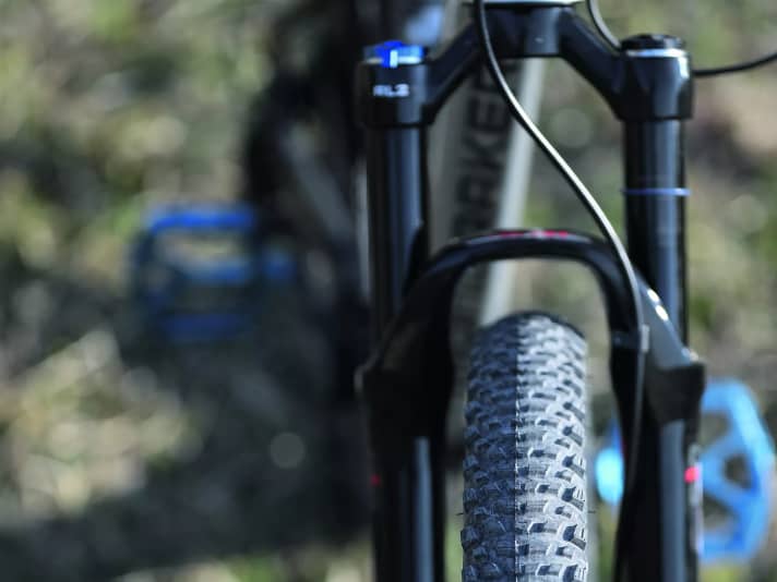 Toothless: +The 2.4 inch wide Kenda Booster damps and rolls well, but provides too little grip off-road.