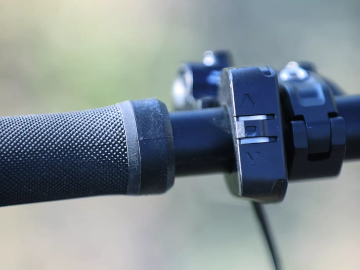 Minimum solution: The battery level is only roughly indicated by the colour code on the U-stage switch. The Ebikemotion app provides more information.