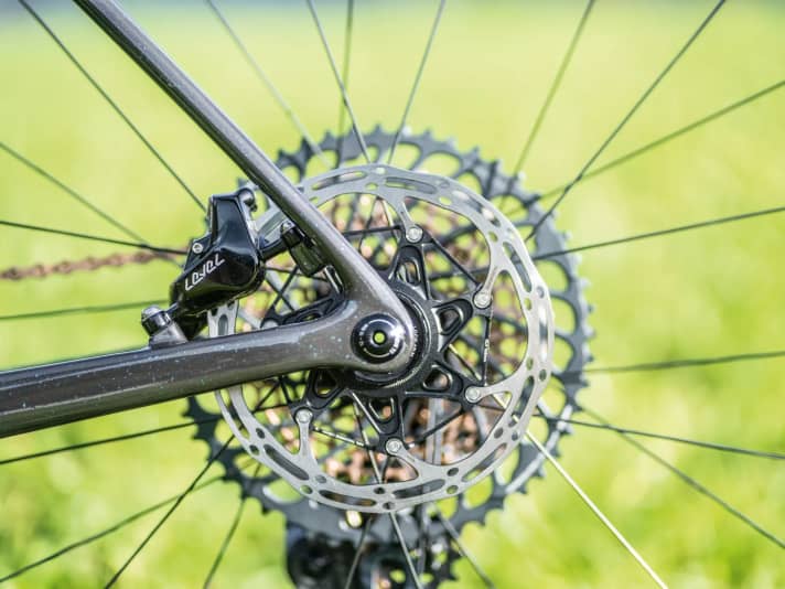 Anstatt dem Trend zur Flatmount-Aufnahme zu folgen, bleibt Cervelo beim Postmount-Standard. Die Sram-Level-ULT-Bremsen haben wenig Biss. 