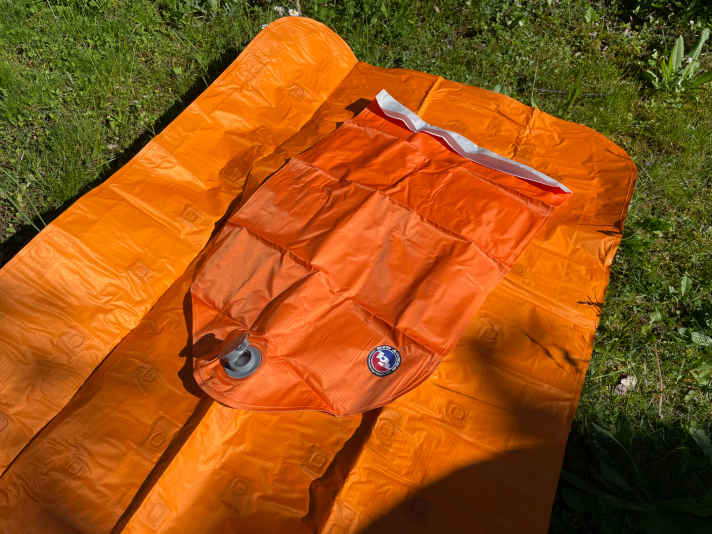 The sleeping pad warms very well and is quiet. It is only a little difficult to inflate and deflate.