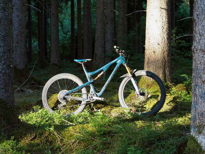 The 2017 Santa Cruz 5010 CC XXI Reserve (frame size L) weighed 12.3 kilos without pedals.