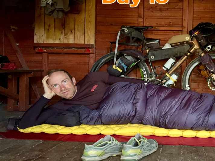Isomatte ausrollen und reinlegen: In Dänemark hat man an Bikepacker entlang der Radrouten gedacht. Markus Weinberg ist begeistert und spart mit den Übernachtungs-Sheltern viel Zeit und Nerven.