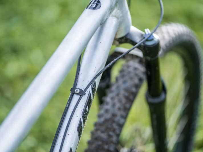 The top cable routing could sit even closer to the head tube to prevent rattling. 