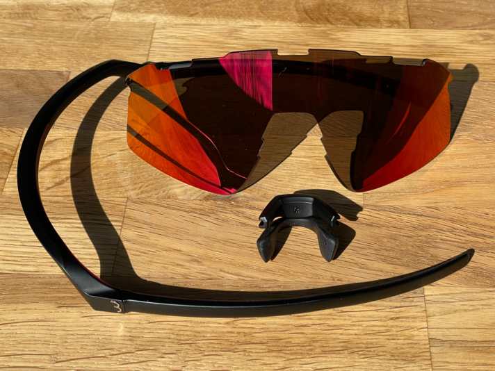 Aus drei wird eins: recht einfach und schnell sind Rahmen, Glas und Nasensteg getrennt für den Gläserwechsel.