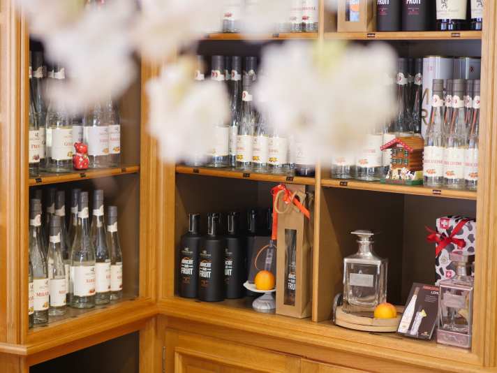 Seit 1889 stellt sie nicht nur die berühmte und markenrechtlich geschützte „Abricotine“ aus Saxon-Aprikosen her. Auch „Williamine” und eine Vielzahl köstlicher Sirupe sind im Angebot.