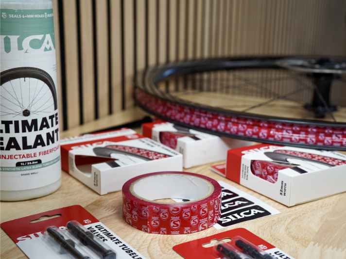 Kit complet pour le setup tubeless : Silca propose depuis l'année dernière un lait d'étanchéité dans son assortiment. Aujourd'hui, la marque américaine propose également un fond de jante et des valves.