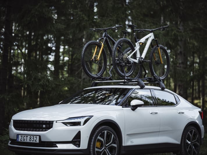 In den matten Metallic-Farben Snow und Space gibt es das Sonderbike passend zu den Polestar Modellen. Das Fahrwerk wurde passend in Schwedengold lackiert.