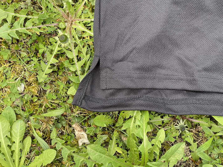 Das Fox Jersey: Lässig mit Einschnitt (Frauen-Trikots haben hier ein Strech-Band) und hinten ein ganzes Stück länger als vorn.