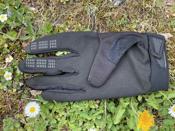 Alles dran: Nasenwischer, Gummierung für die Brems-Finger und leitfähiges Material am Zeigefinger (und Daumen) fürs Handy.